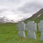 Grabsteine in der Nähe des Kreuzpasses (Georgien)