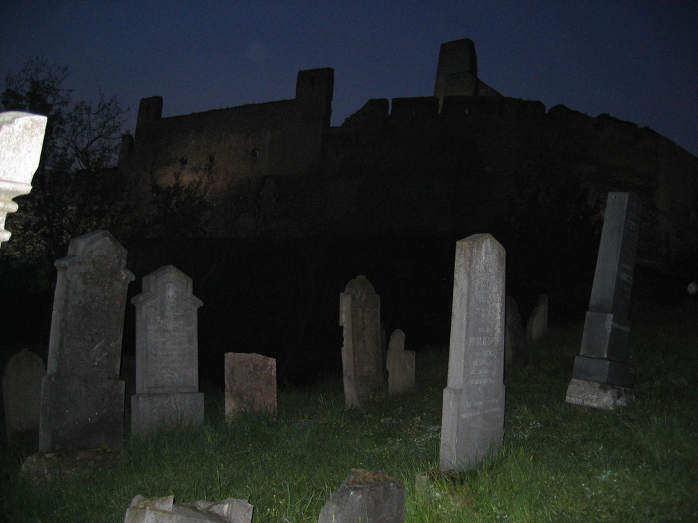 Grabsteine vor dem Kloster in der Slovakei