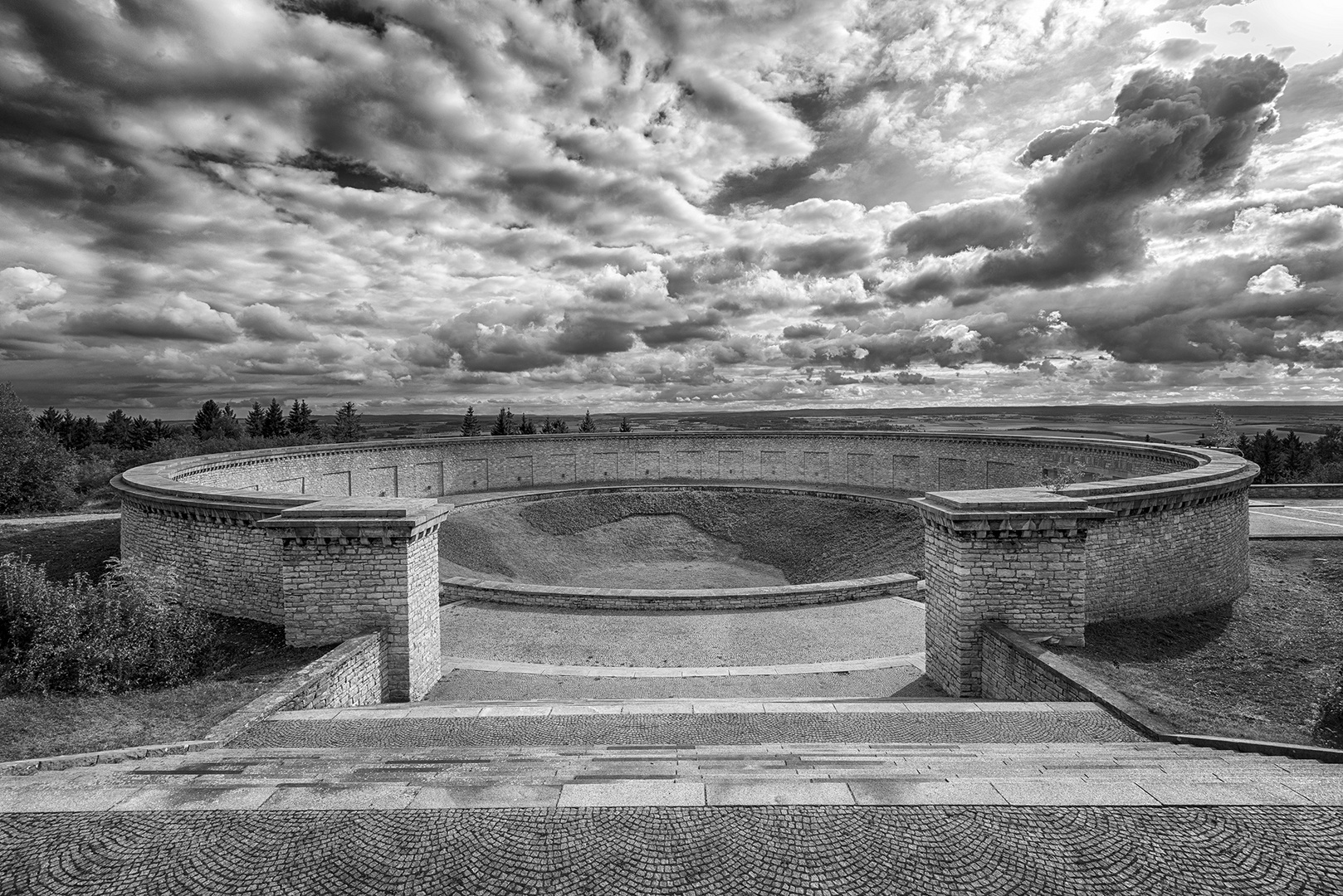 Grabtrichter - Mahnmal Buchenwald