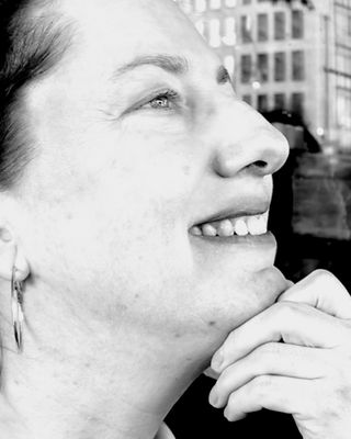 Grace Armes, die Frau an der Seite von Geoffrey.