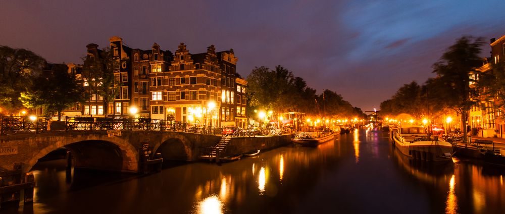 Gracht bei Nacht by Jens Hohmuth