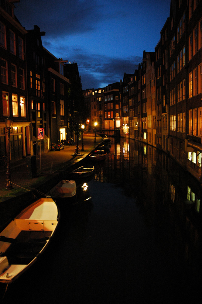 Gracht bei Nacht