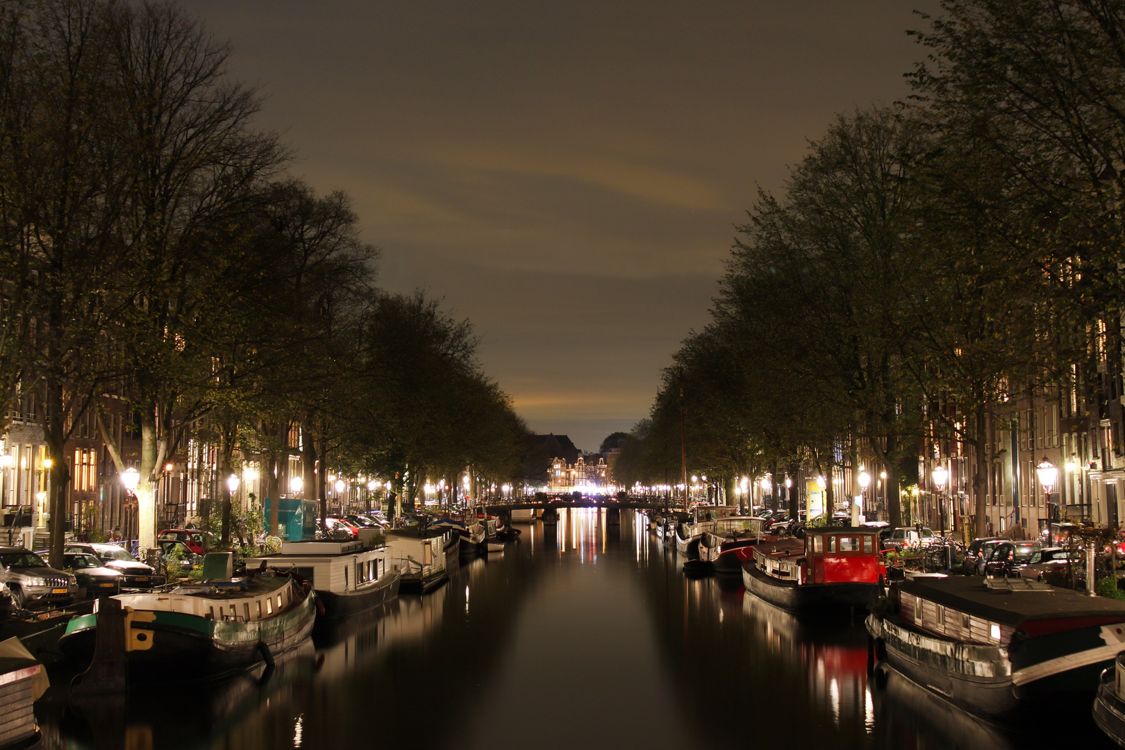 Gracht in Amsterdam bei Nacht