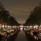 Gracht in Amsterdam bei Nacht