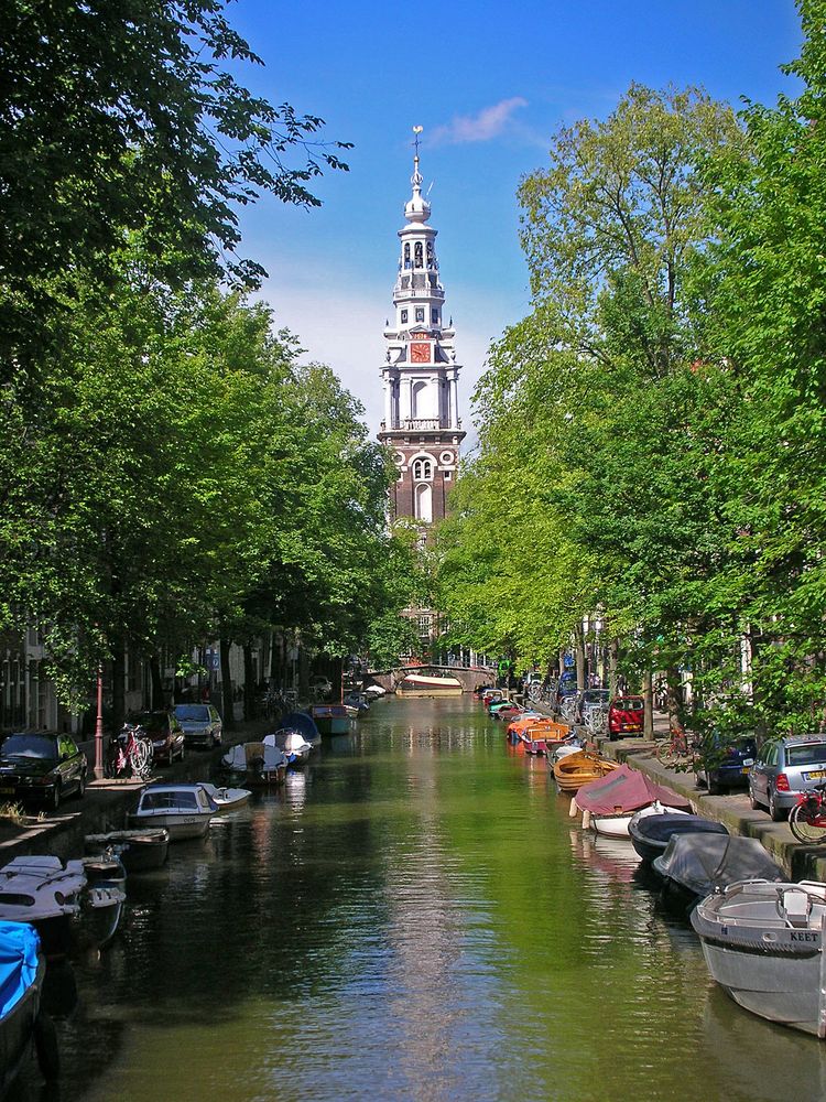 Gracht in Amsterdam mit Kirchturm der Zuiderkerk als zentralperspektivische Ansicht