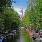 Gracht in Amsterdam mit Kirchturm der Zuiderkerk als zentralperspektivische Ansicht