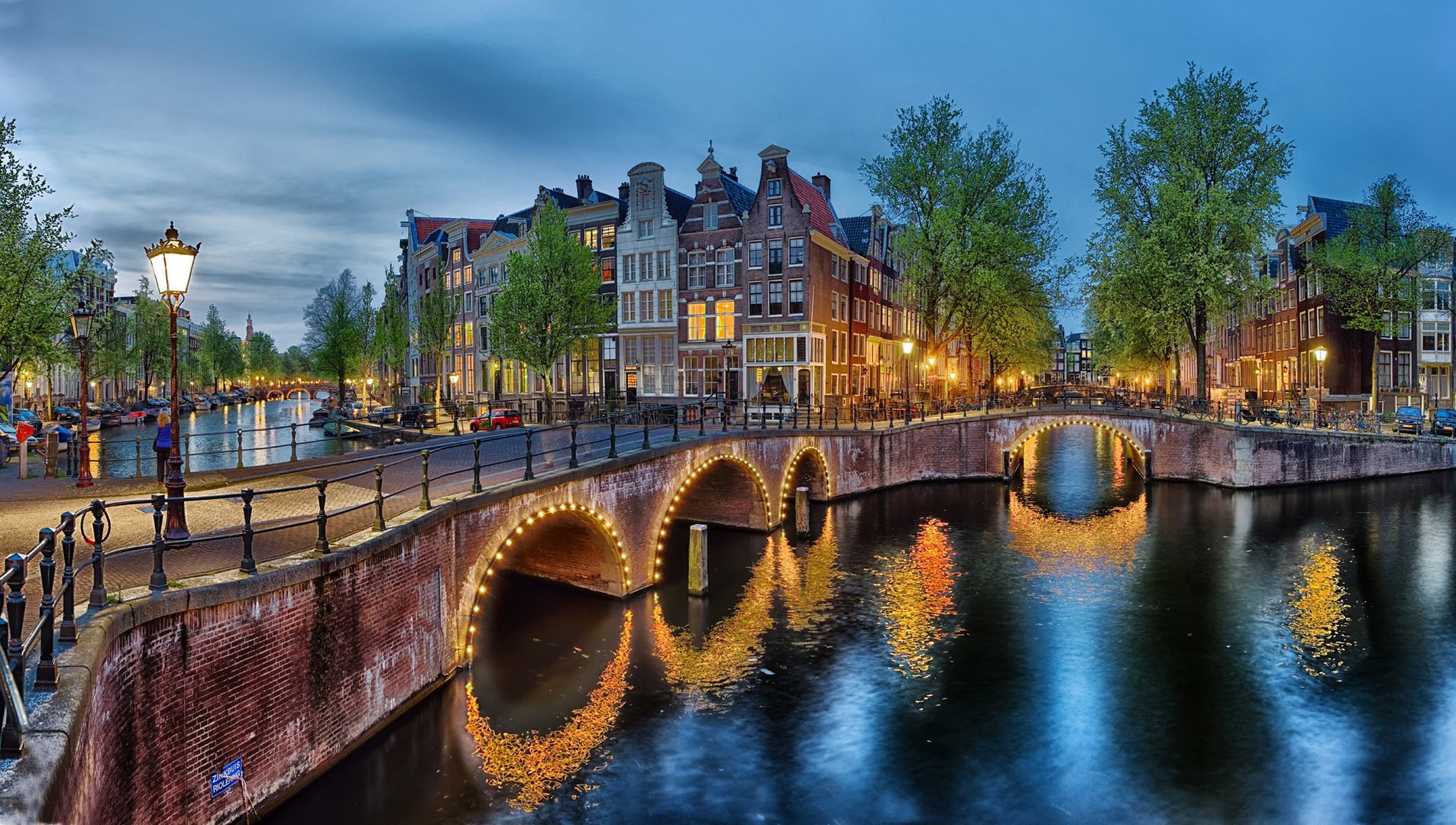 Grachten in Amsterdam beleuchtet