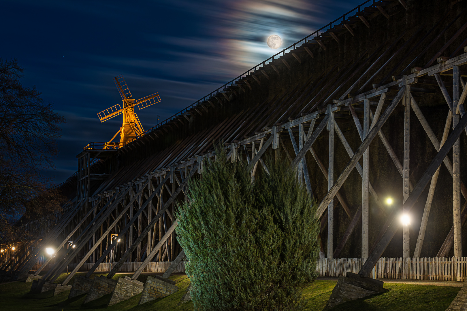 Gradierwerk im Mondschein