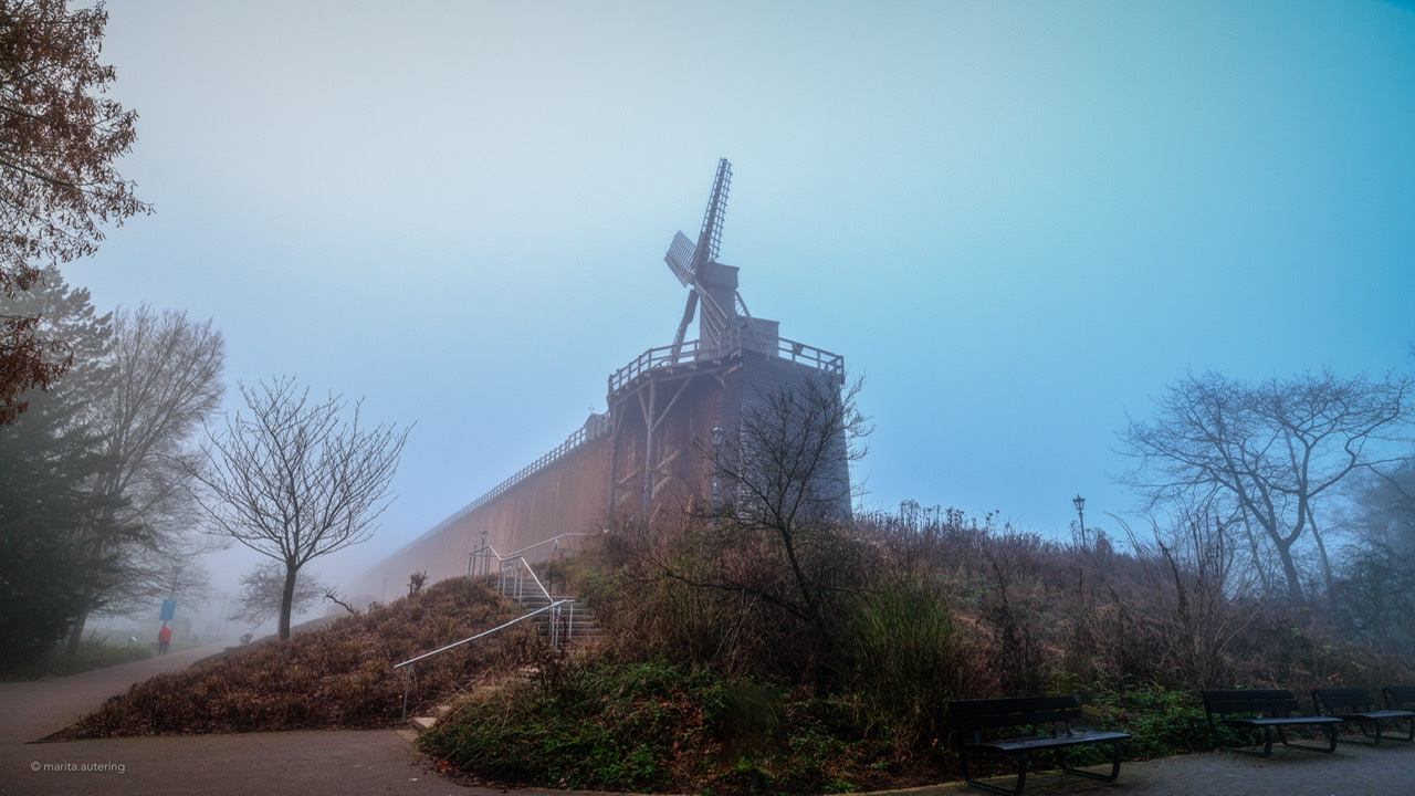 Gradierwerk / Saline mit Windmühle im Nebel