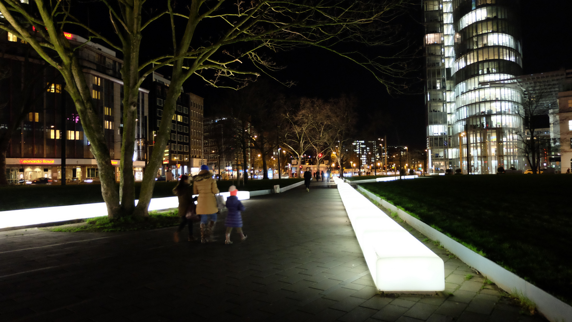 Graf-Adolf-Platz im Licht