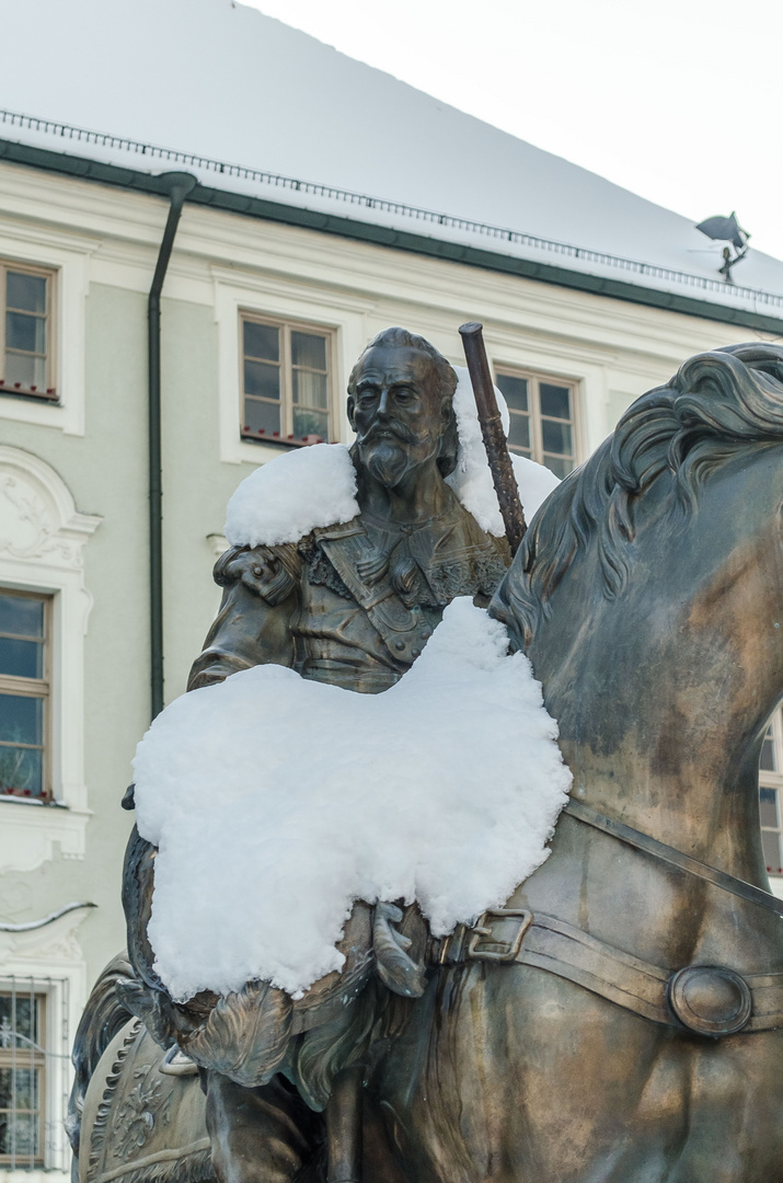 Graf Tilly trägt Hermelin