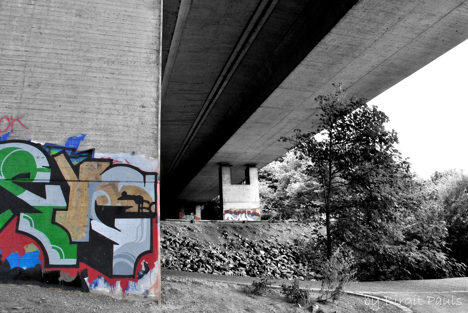Graffiti an der Autobahnbrücke