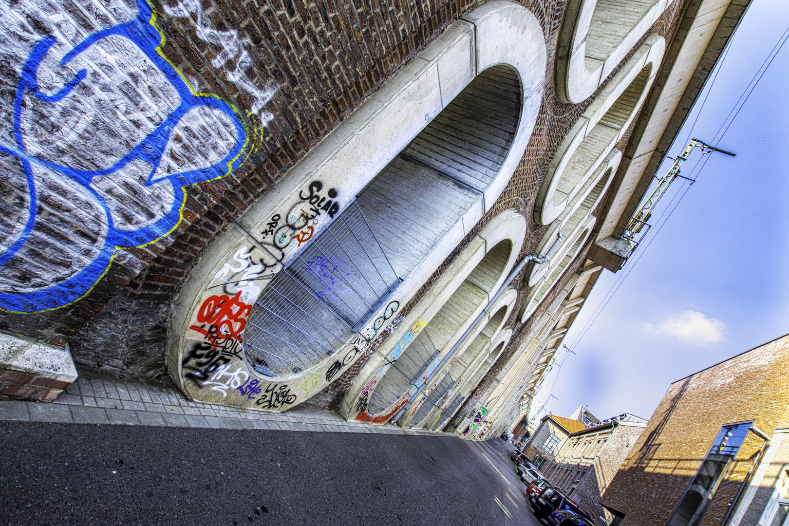 Graffiti auf der Eisenbahnbrücke