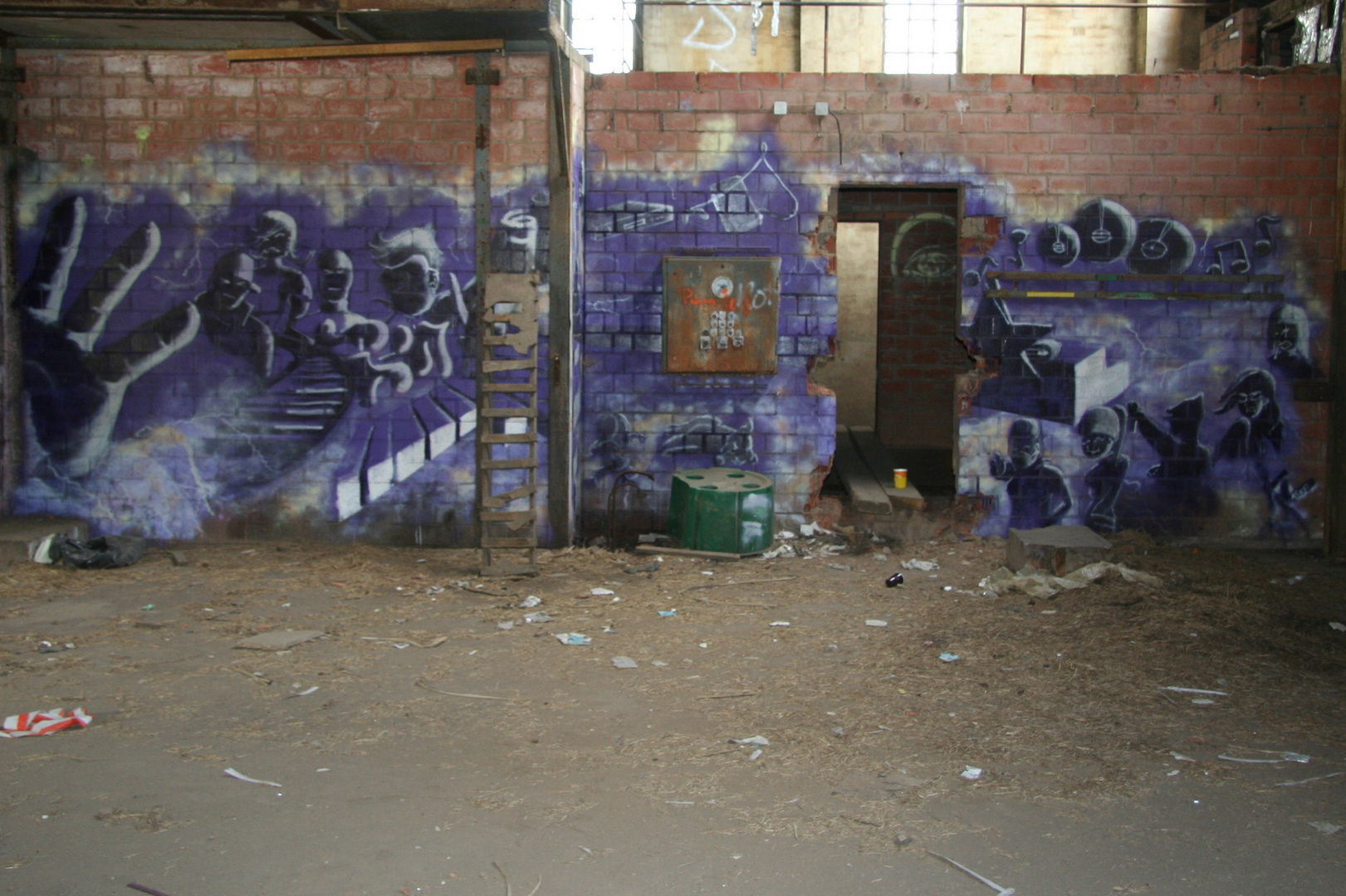 Graffiti auf lila Untergrund