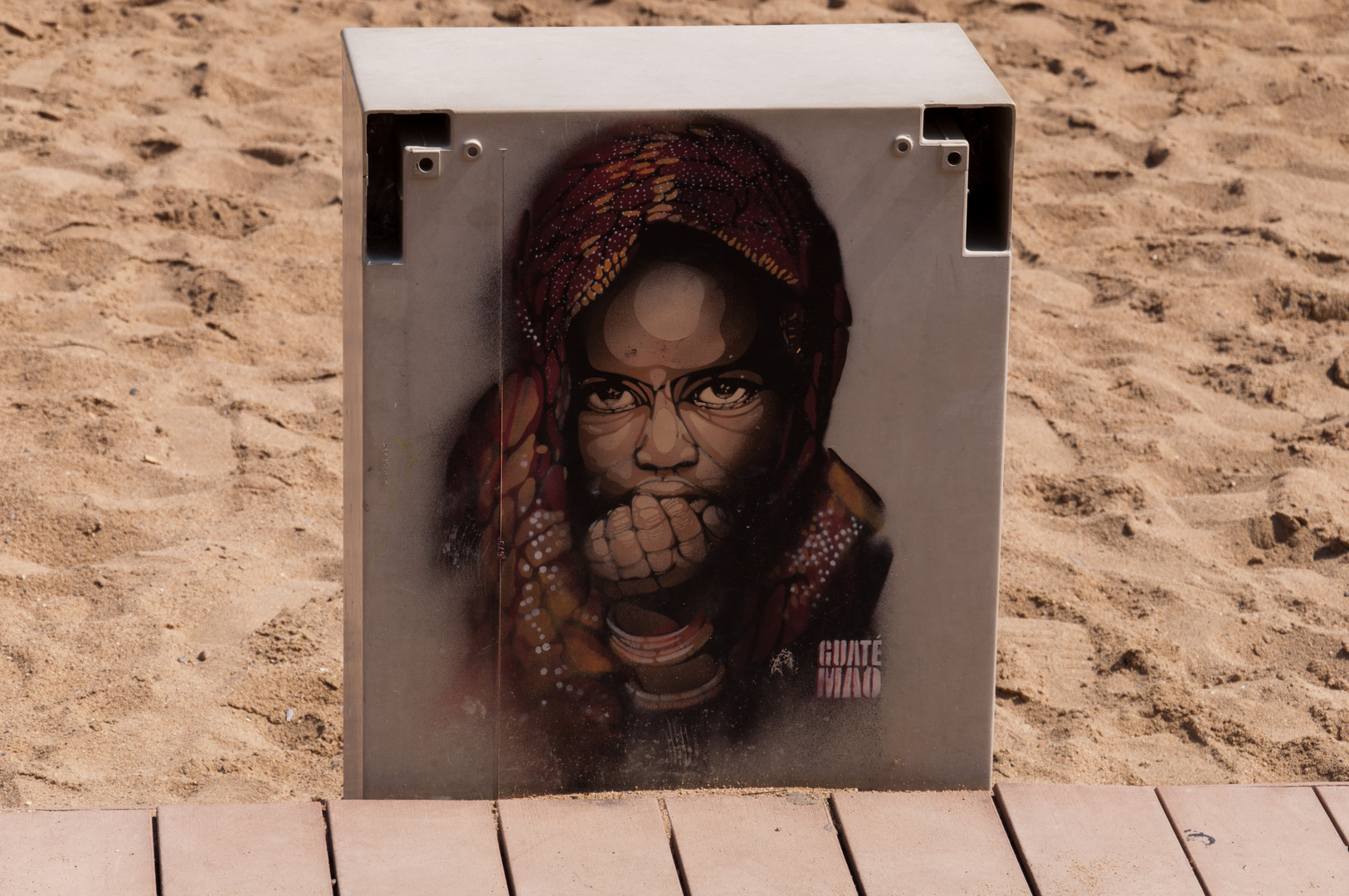 Graffiti auf Stromkasten am Strand in Barcelona