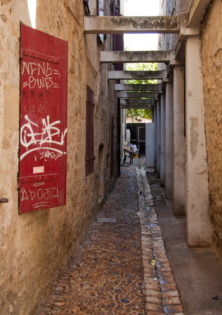 Graffiti en bois rouge