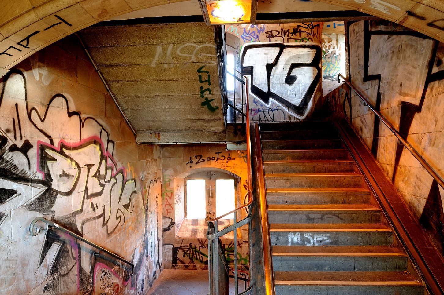 Graffiti im Treppenhaus der Kölner Südbrücke