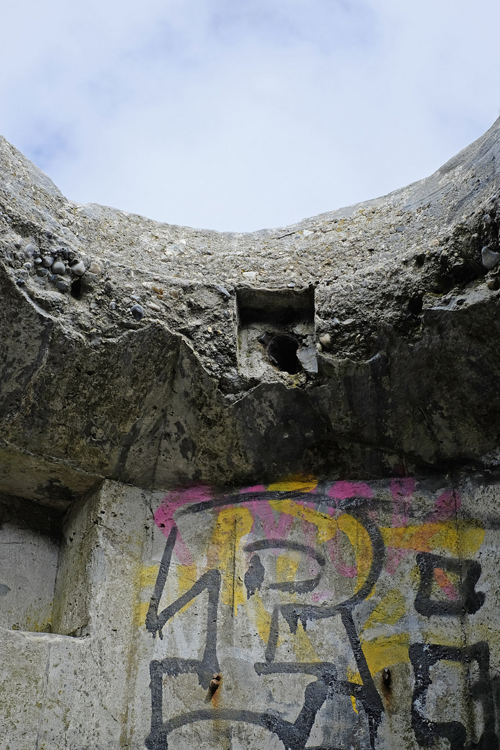 Graffiti in einer deutschen Weltkrieg II - Hinterlassenschaft an der dänischen Nordseeküste