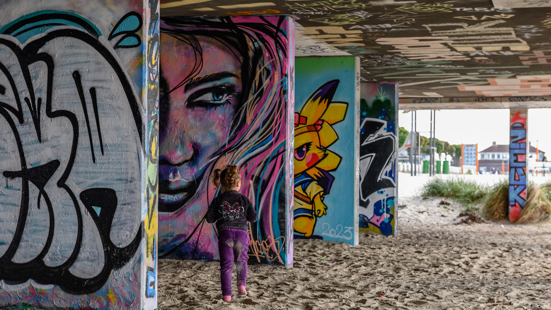 Graffiti in Laboe unter dem Hallenbad am Strand