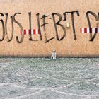 Graffiti "Jesus liebt Dich" mit Hund