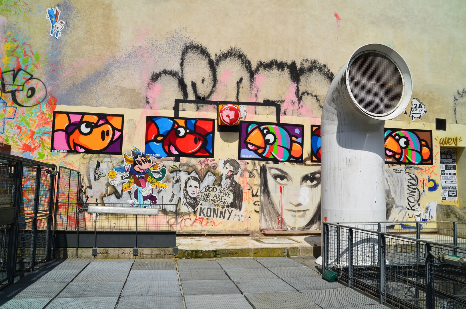 Graffiti neben den großen Sehenswürdigkeiten von Paris ein Augenschmauß