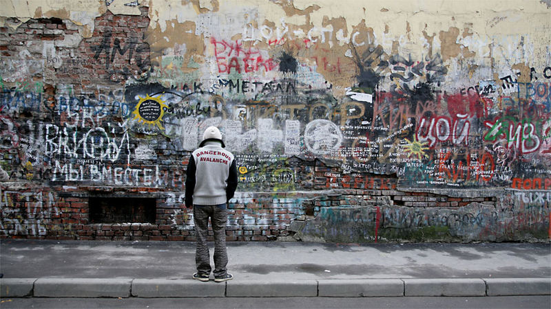 Graffiti, on wall dedicated to Victor Tsoi, off ul. Arbat, Moscow / RUS