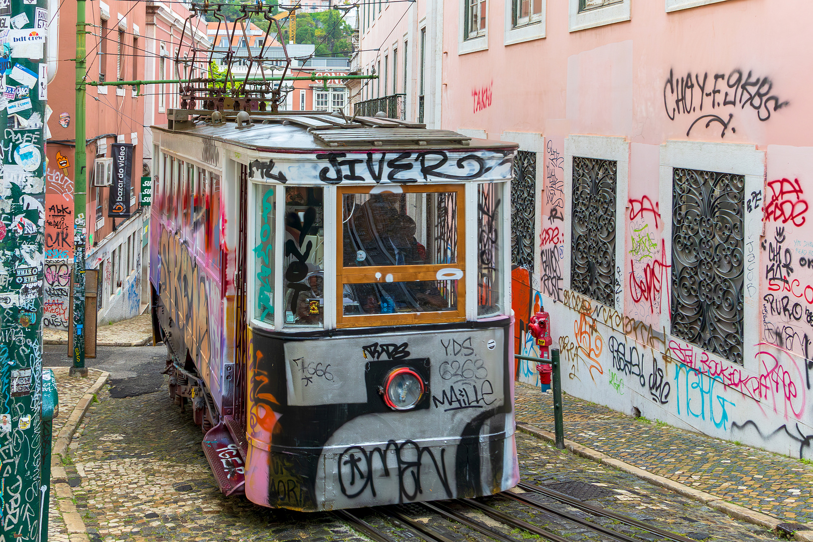 Graffiti-Trambahn upstairs, Lissabon