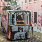 Graffiti-Trambahn upstairs, Lissabon