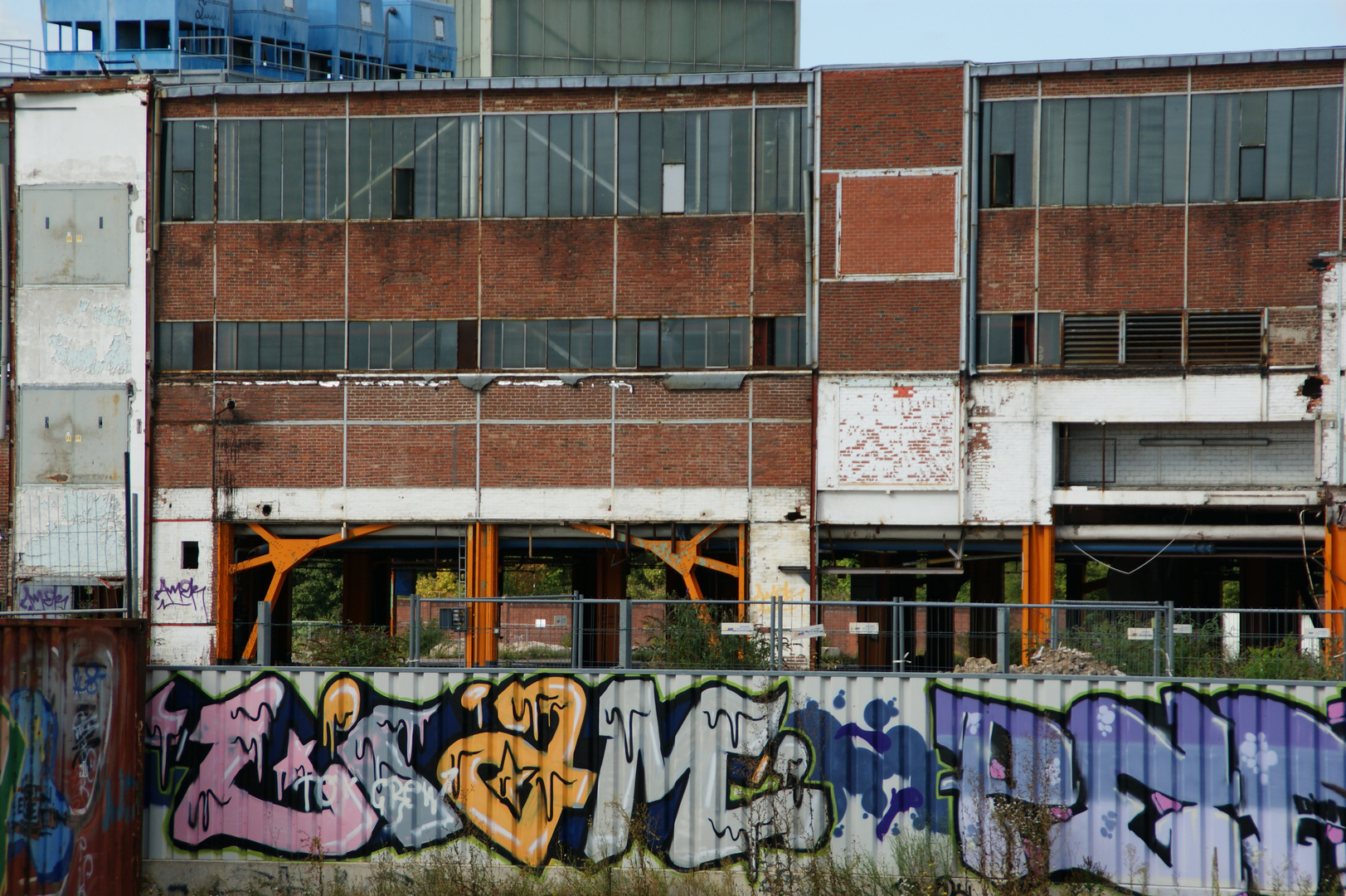 Graffiti und Fassade einer Fabrikanlage