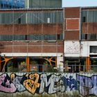 Graffiti und Fassade einer Fabrikanlage