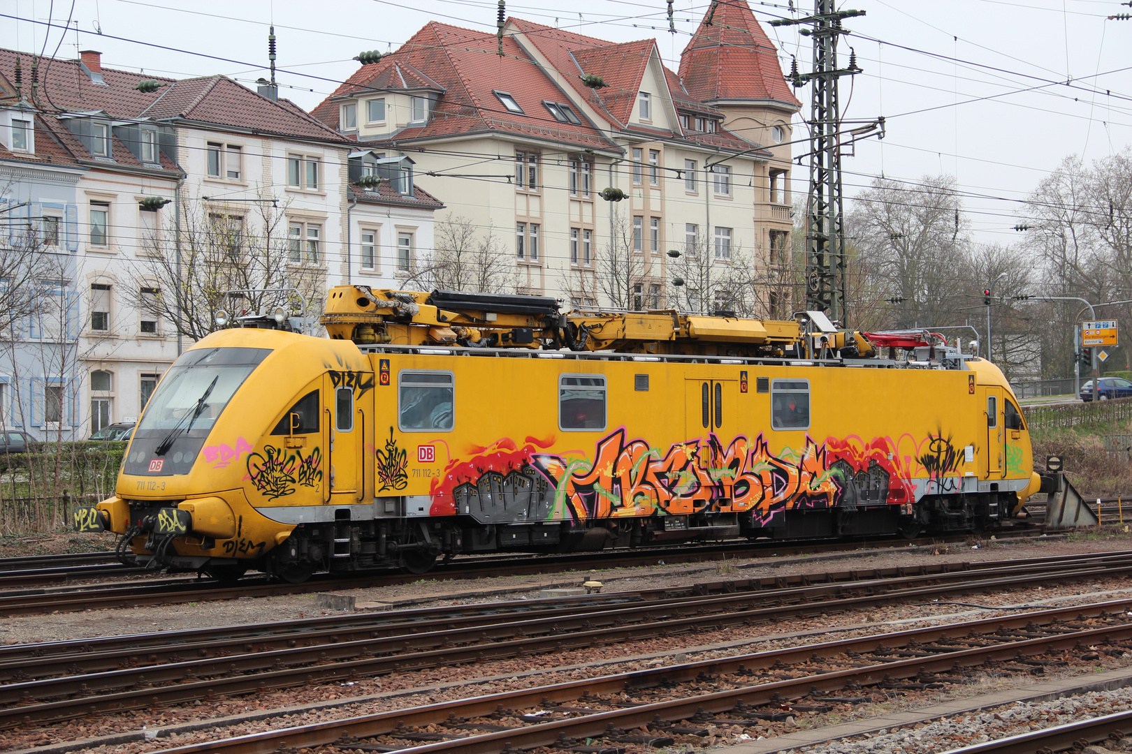 Graffiti verziert den Turmverbrennungstriebwagen