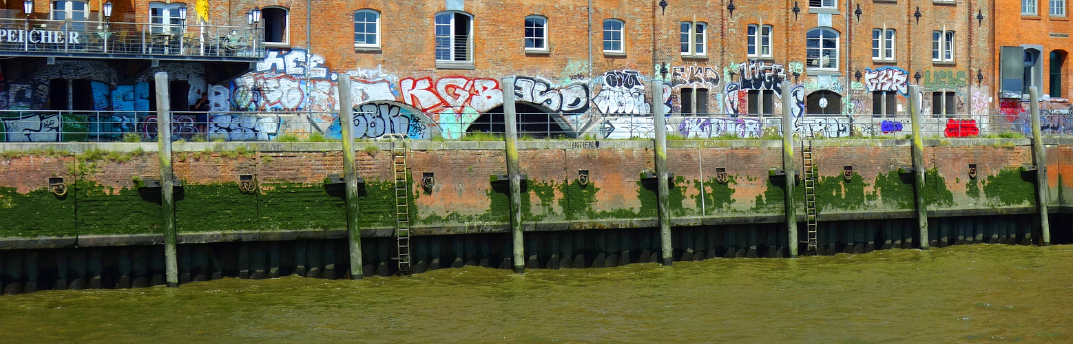 Graffities an Speicherhaus nahe dem Hamburger Fischmarkt