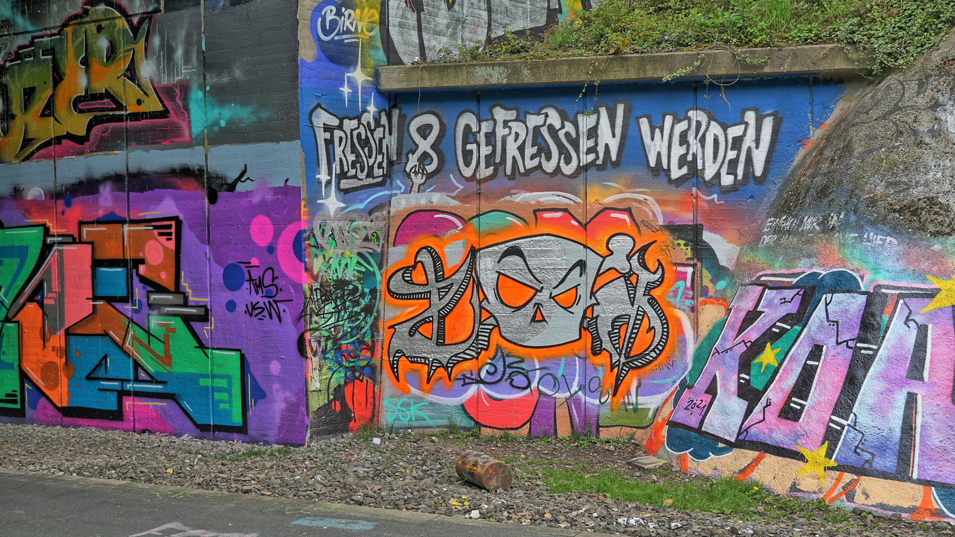 Graffitis an der Trasse