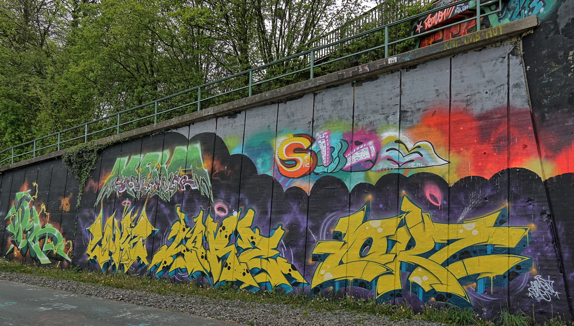 Graffitis an der Trasse