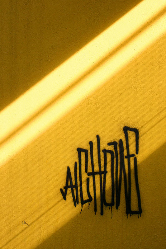 Graffito auf gelber Wand