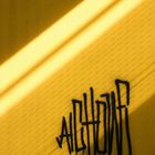 Graffito auf gelber Wand