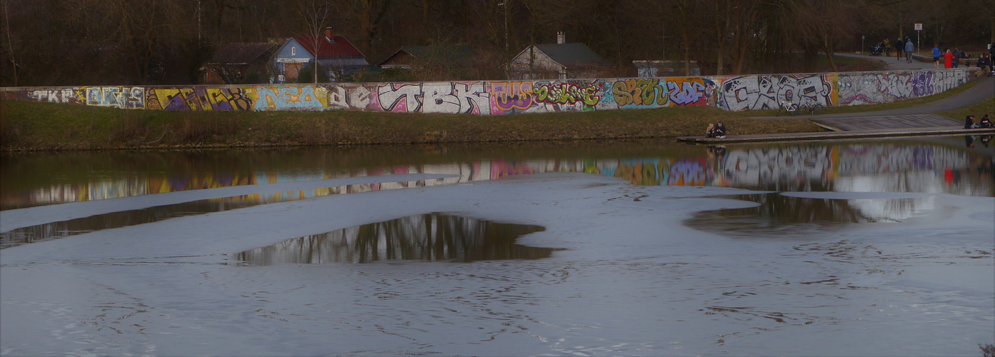 Graffito im Spiegel des Sees
