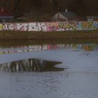 Graffito im Spiegel des Sees