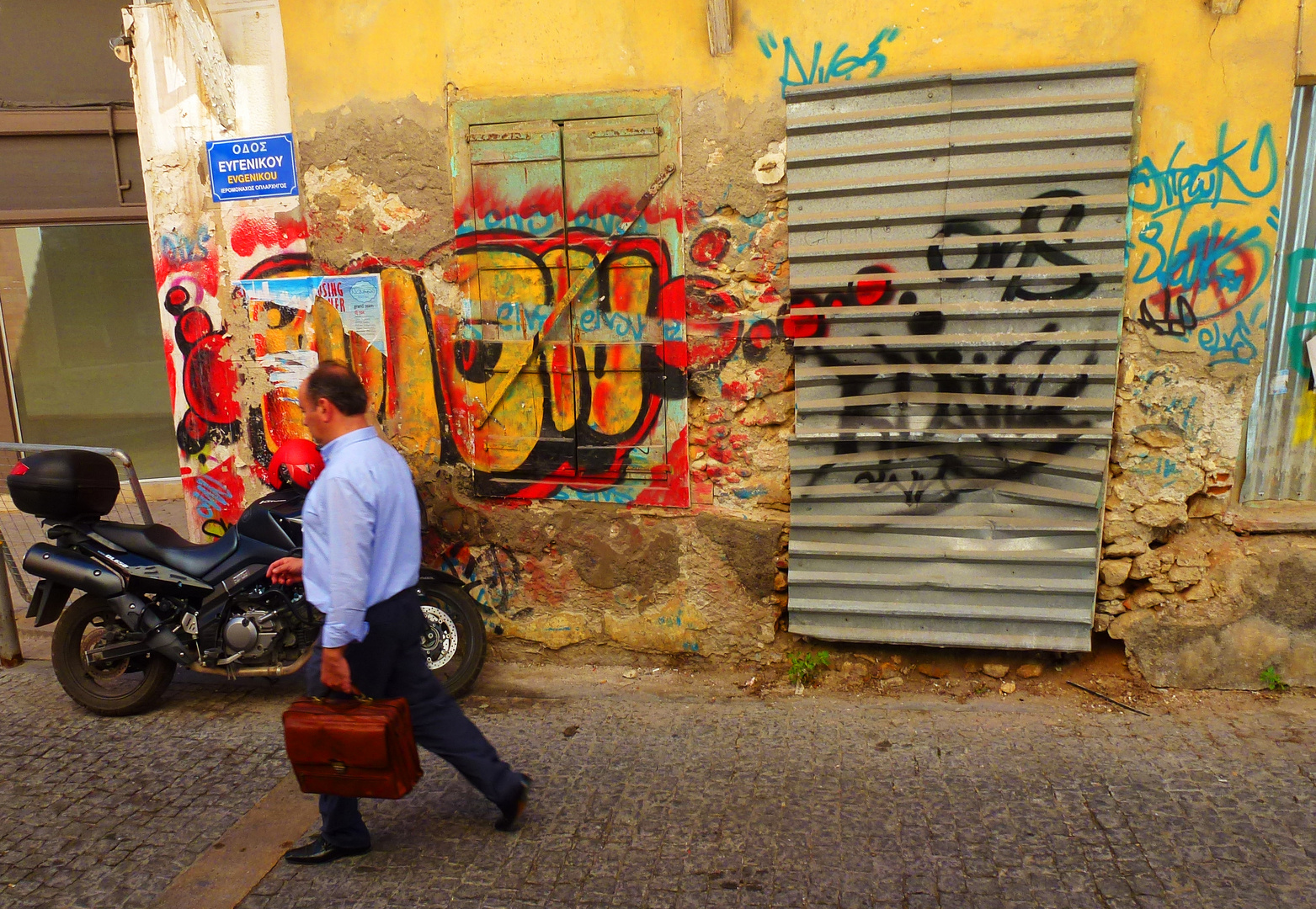 Graffity & marode Architektur in mediteranem Stadtzentrum