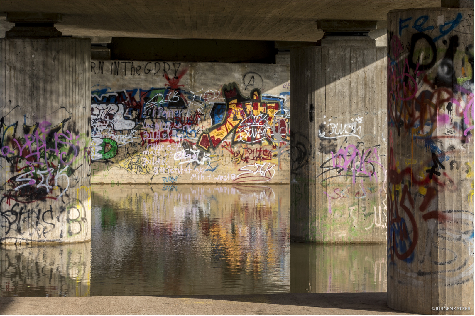 Grafitti unter der Flutbrücke