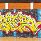 Grafitto auf Ziegelwand mit Betonpfeilern