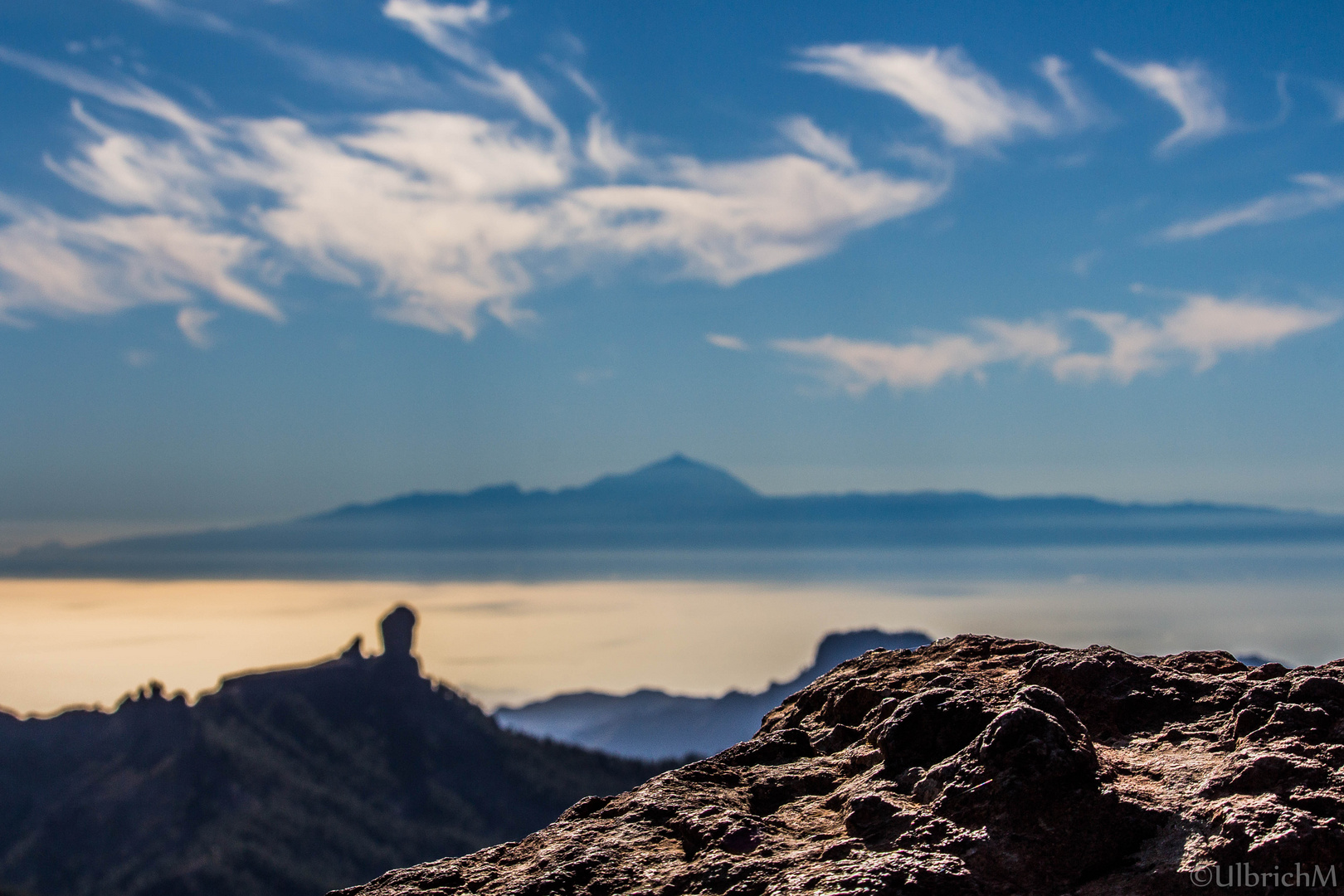 Gran Canaria - Roque Nublo, dahinter der hohe Teide (Teneriffa)