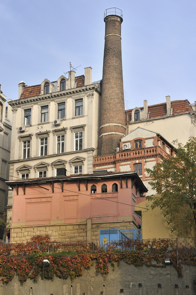 gran chimenea para tan chiquita casa ¡¡¡ Buena calefacción ¡¡