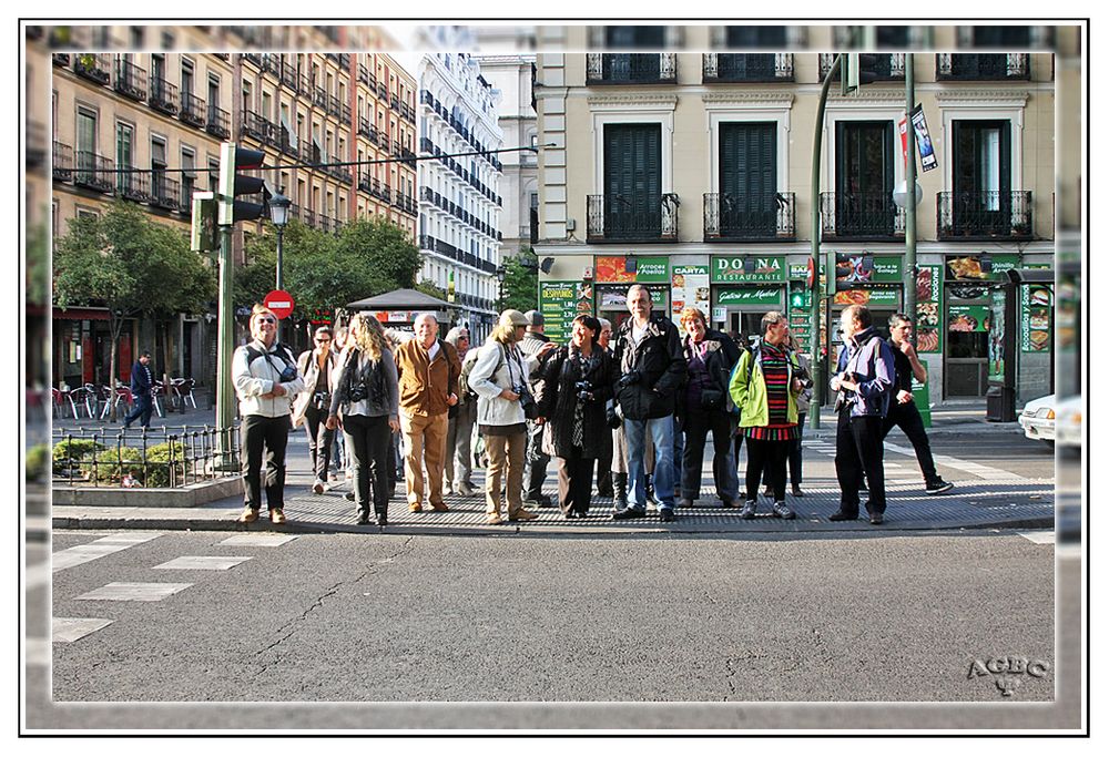 Gran Kedada Madrid 3 / Fotografos y amigos cruzando la calle GKM3