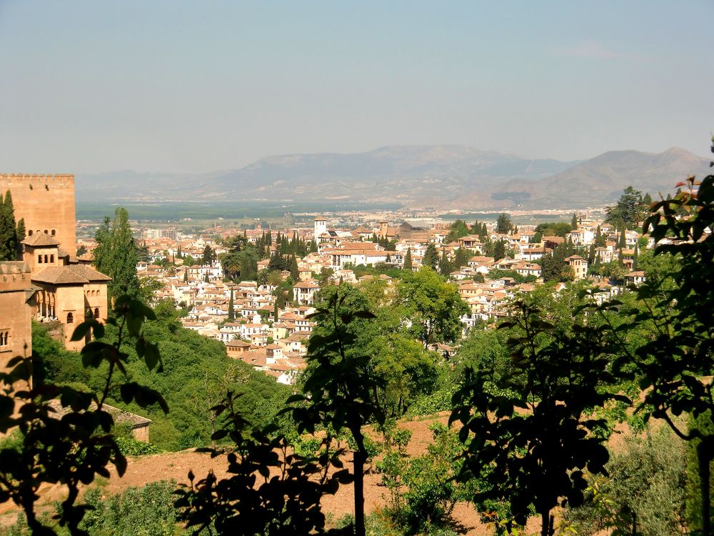 Granada, Blick von den Gärten der Alhambra.