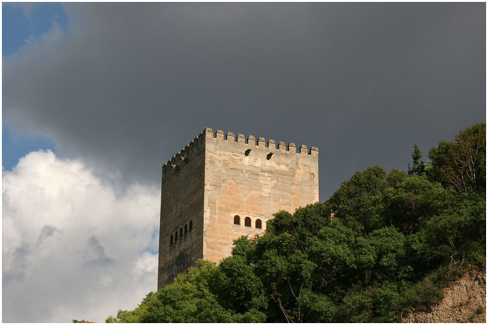 Granada - Dunkle Wolken