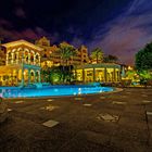 Grand El Mirador - Garten, Pool und Bar bei Nacht