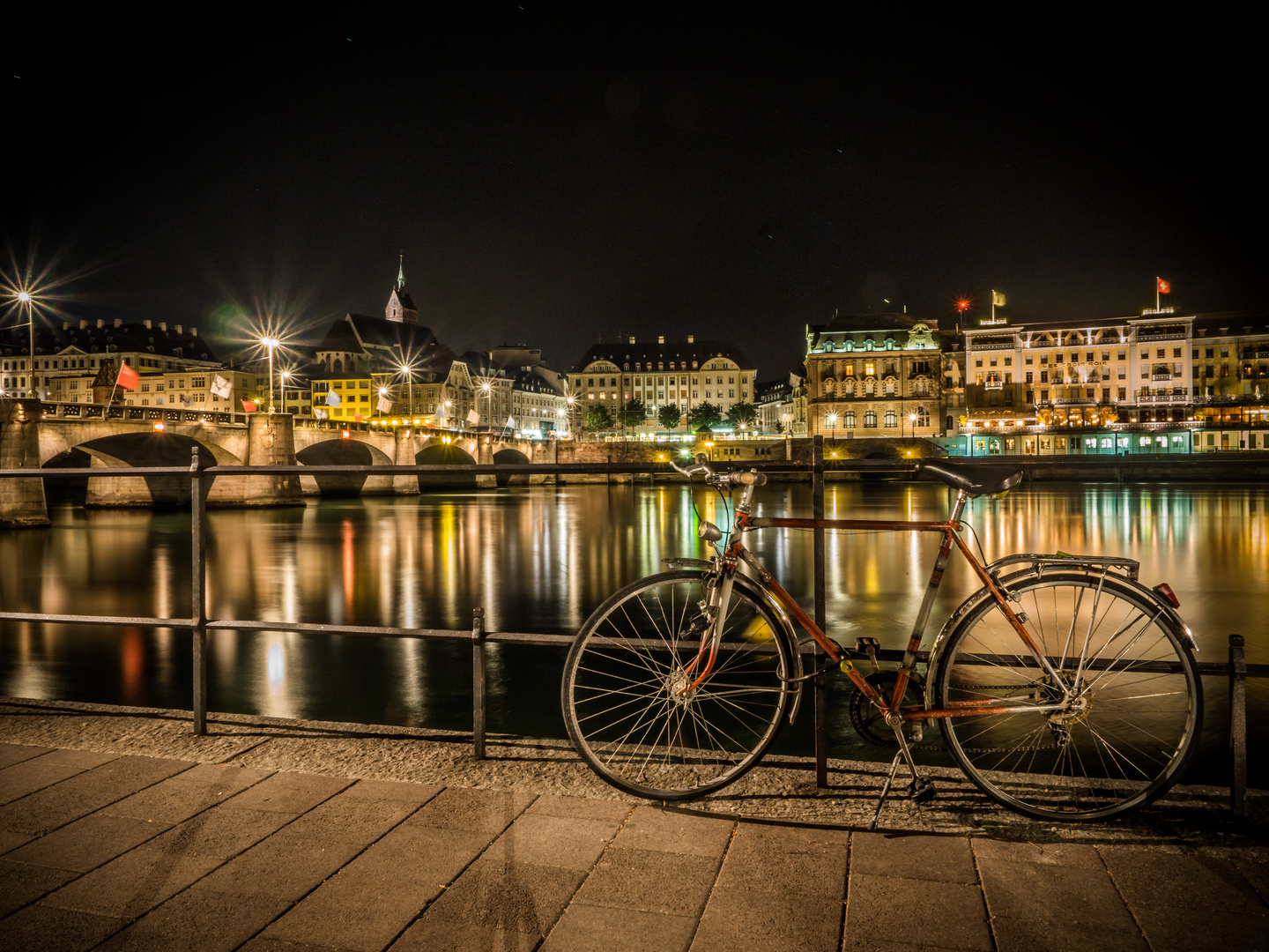 Grand Hotel Les Trois Rois und Mittlere Rheinbrücke in Basel bei Nacht