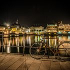 Grand Hotel Les Trois Rois und Mittlere Rheinbrücke in Basel bei Nacht