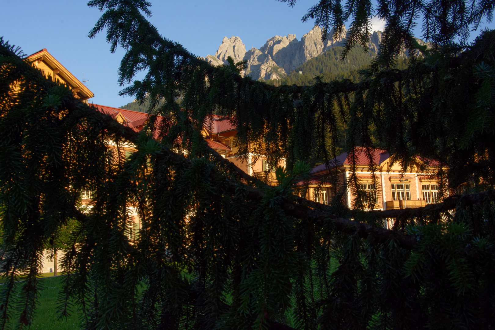 Grand Hotel Toblach versteckt sich hinter Fichten